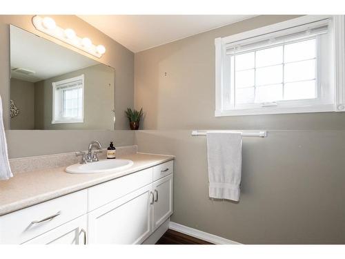 14-27501 Township Road 374, Rural Red Deer County, AB - Indoor Photo Showing Bathroom