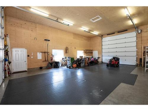 14-27501 Township Road 374, Rural Red Deer County, AB - Indoor Photo Showing Garage