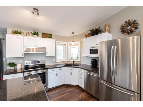 14-27501 Township Road 374, Rural Red Deer County, AB - Indoor Photo Showing Kitchen With Double Sink