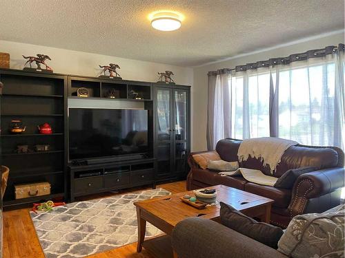 4626 Victoria Avenue, Coronation, AB - Indoor Photo Showing Living Room