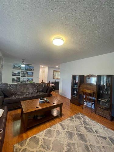 4626 Victoria Avenue, Coronation, AB - Indoor Photo Showing Living Room