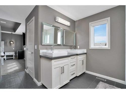 137 Sutherland Close, Red Deer, AB - Indoor Photo Showing Bathroom