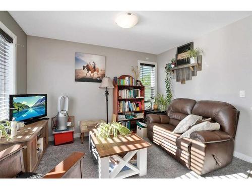 8-4716 College Avenue, Lacombe, AB - Indoor Photo Showing Living Room