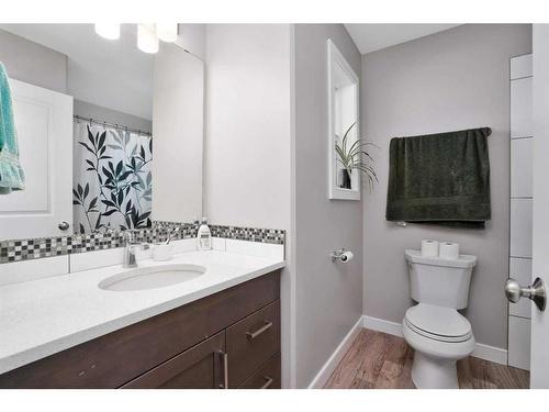 8-4716 College Avenue, Lacombe, AB - Indoor Photo Showing Bathroom