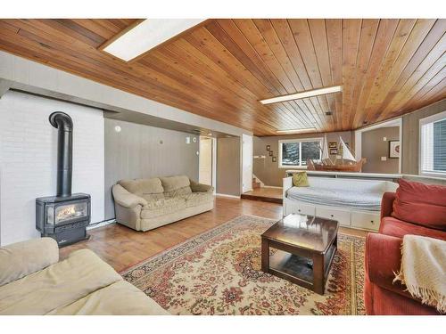 27 Parkland Crescent, Parkland Beach, AB - Indoor Photo Showing Living Room With Fireplace