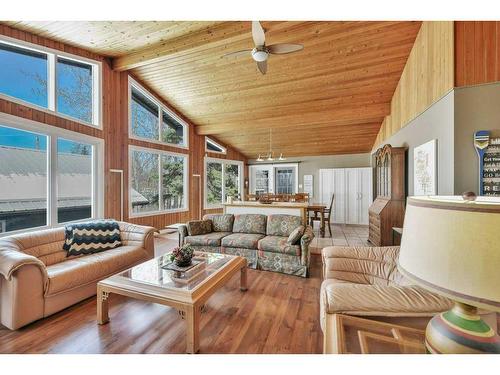 27 Parkland Crescent, Parkland Beach, AB - Indoor Photo Showing Living Room