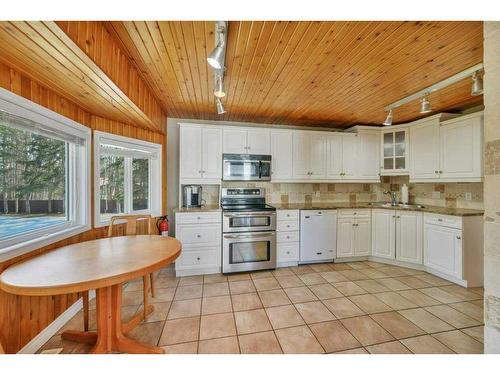 27 Parkland Crescent, Parkland Beach, AB - Indoor Photo Showing Kitchen