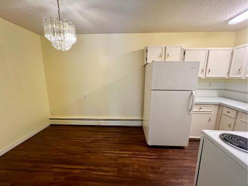 201-5812 61 Street, Red Deer, AB - Indoor Photo Showing Kitchen