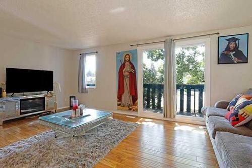 43 Beamish Park Drive East, Brooks, AB - Indoor Photo Showing Living Room