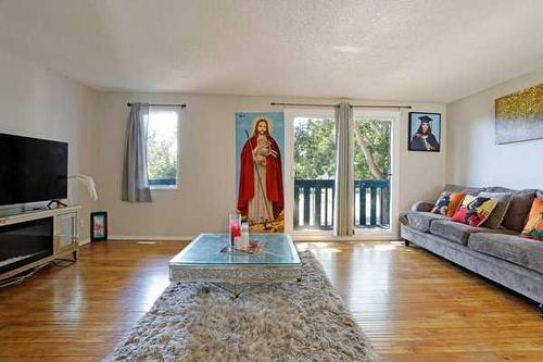 43 Beamish Park Drive East, Brooks, AB - Indoor Photo Showing Living Room