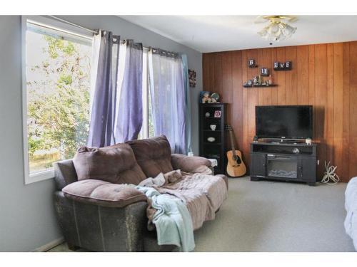 4840 48 Street, Hardisty, AB - Indoor Photo Showing Living Room