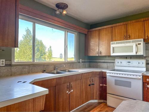 45466 Range Road 180, Rural Camrose County, AB - Indoor Photo Showing Kitchen With Double Sink