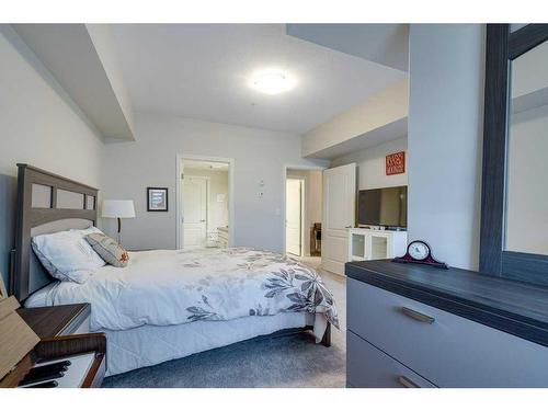 329-6 Michener Boulevard, Red Deer, AB - Indoor Photo Showing Bedroom