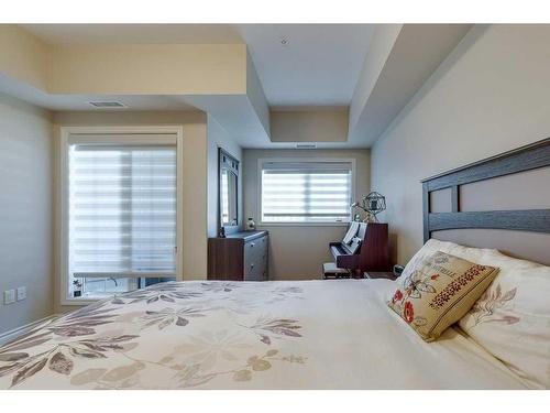 329-6 Michener Boulevard, Red Deer, AB - Indoor Photo Showing Bedroom