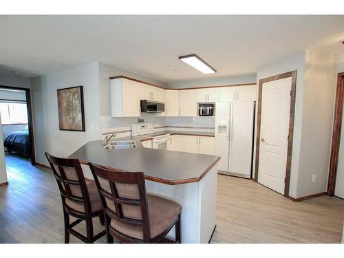 12D-32 Daines Avenue, Red Deer, AB - Indoor Photo Showing Kitchen With Double Sink