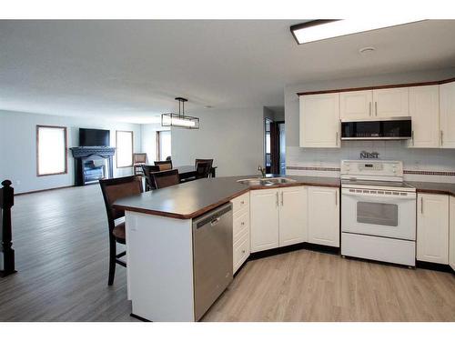 12D-32 Daines Avenue, Red Deer, AB - Indoor Photo Showing Kitchen With Double Sink