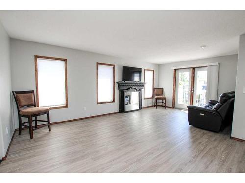 12D-32 Daines Avenue, Red Deer, AB - Indoor Photo Showing Living Room