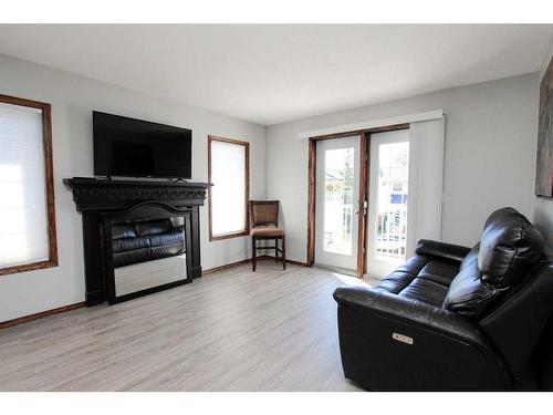 12D-32 Daines Avenue, Red Deer, AB - Indoor Photo Showing Living Room