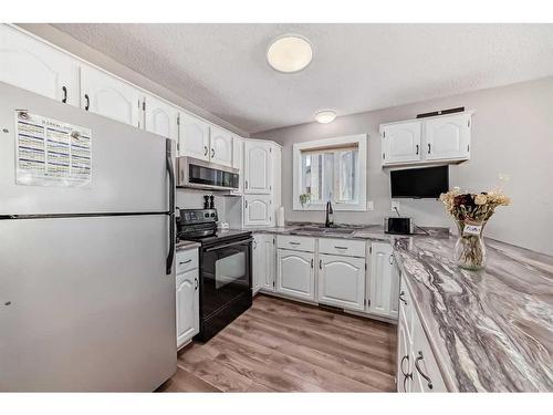 41 Edge Close, Red Deer, AB - Indoor Photo Showing Kitchen