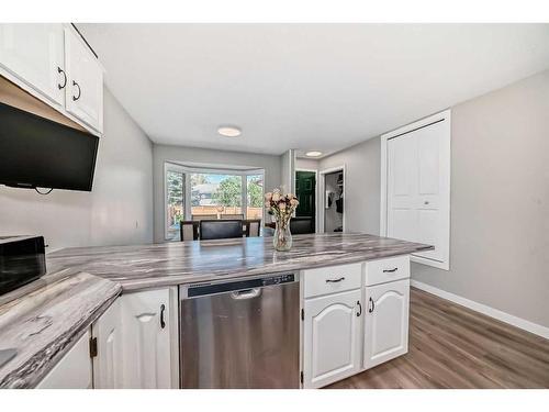 41 Edge Close, Red Deer, AB - Indoor Photo Showing Kitchen