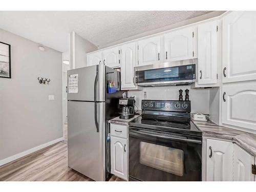 41 Edge Close, Red Deer, AB - Indoor Photo Showing Kitchen