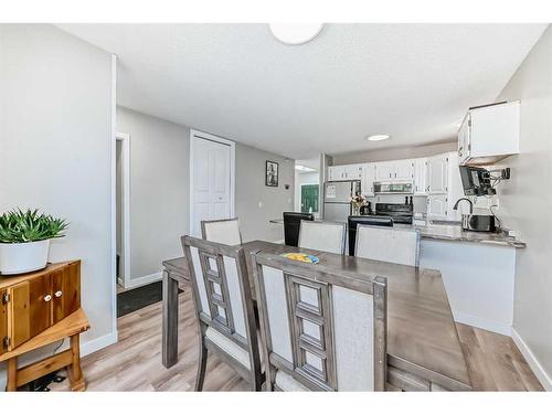 41 Edge Close, Red Deer, AB - Indoor Photo Showing Kitchen