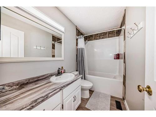 41 Edge Close, Red Deer, AB - Indoor Photo Showing Bathroom