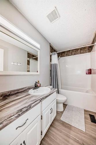 41 Edge Close, Red Deer, AB - Indoor Photo Showing Bathroom