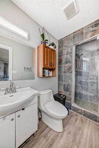 41 Edge Close, Red Deer, AB - Indoor Photo Showing Bathroom