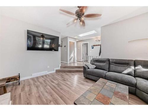 41 Edge Close, Red Deer, AB - Indoor Photo Showing Living Room