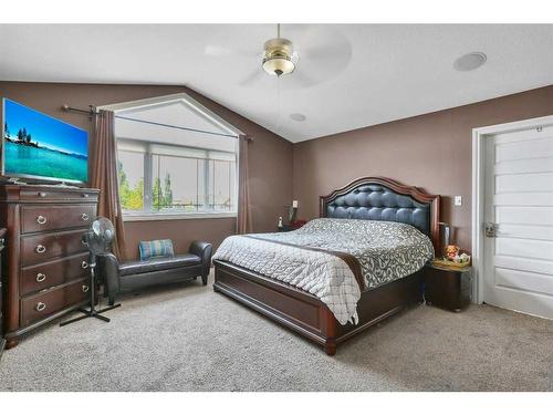 16 Oakwood Close, Red Deer, AB - Indoor Photo Showing Bedroom