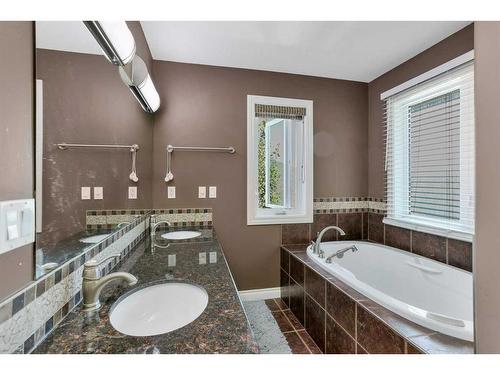 16 Oakwood Close, Red Deer, AB - Indoor Photo Showing Bathroom