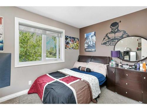 16 Oakwood Close, Red Deer, AB - Indoor Photo Showing Bedroom