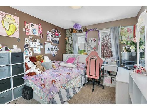 16 Oakwood Close, Red Deer, AB - Indoor Photo Showing Bedroom