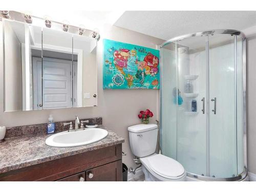 16 Oakwood Close, Red Deer, AB - Indoor Photo Showing Bathroom