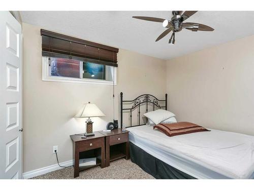 16 Oakwood Close, Red Deer, AB - Indoor Photo Showing Bedroom