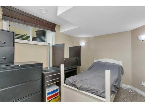 16 Oakwood Close, Red Deer, AB - Indoor Photo Showing Bedroom