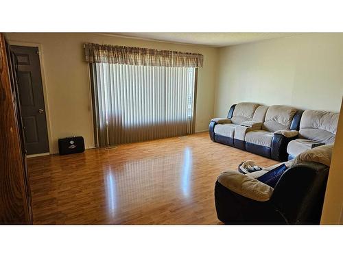 5114 Windsor Avenue, Coronation, AB - Indoor Photo Showing Living Room