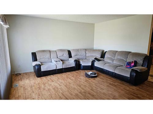 5114 Windsor Avenue, Coronation, AB - Indoor Photo Showing Living Room