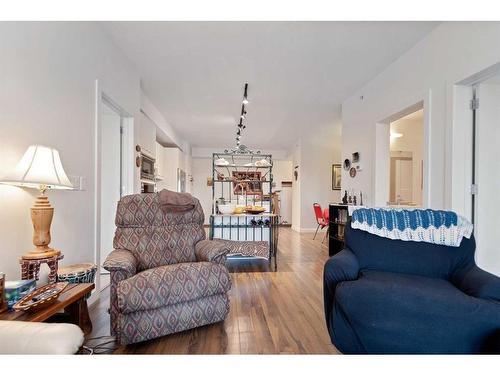 5416-2660 22, Red Deer, AB - Indoor Photo Showing Living Room