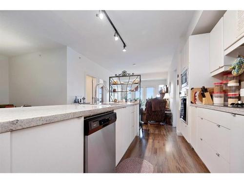 5416-2660 22, Red Deer, AB - Indoor Photo Showing Kitchen