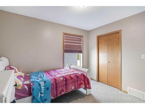 75 Kerr Close, Red Deer, AB - Indoor Photo Showing Bedroom