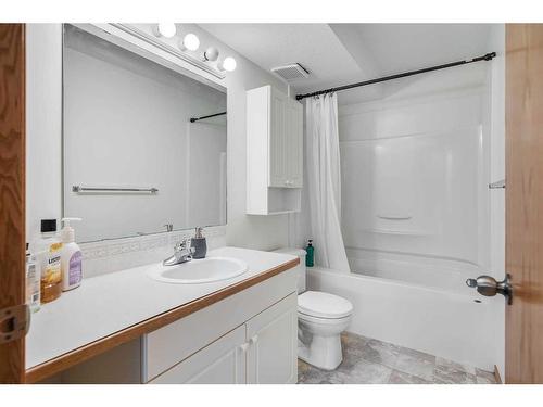 75 Kerr Close, Red Deer, AB - Indoor Photo Showing Bathroom