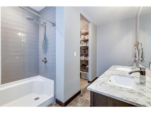 400 Timothy Drive, Red Deer, AB - Indoor Photo Showing Bathroom