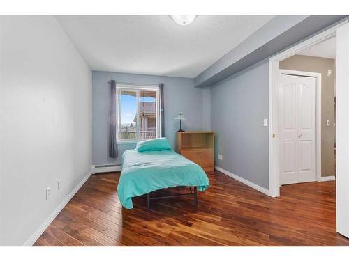 412-60 Lawford Avenue, Red Deer, AB - Indoor Photo Showing Bedroom