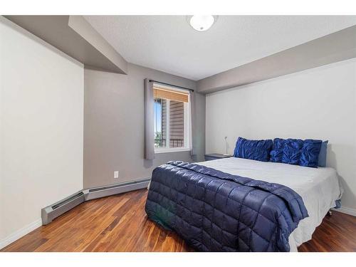 412-60 Lawford Avenue, Red Deer, AB - Indoor Photo Showing Bedroom