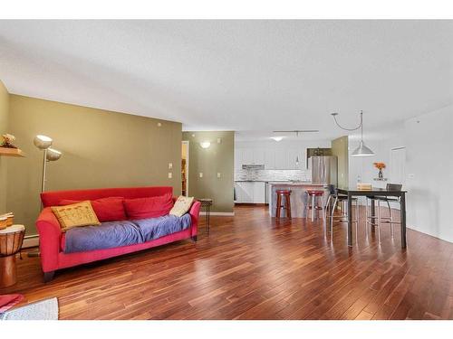 412-60 Lawford Avenue, Red Deer, AB - Indoor Photo Showing Living Room