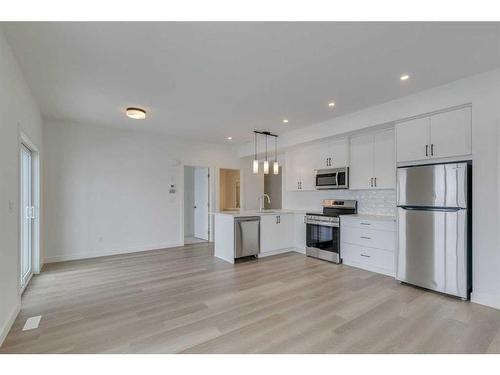 86-2117 81 Street Sw, Calgary, AB - Indoor Photo Showing Kitchen With Stainless Steel Kitchen