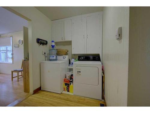 322 Main Street, Elnora, AB - Indoor Photo Showing Laundry Room