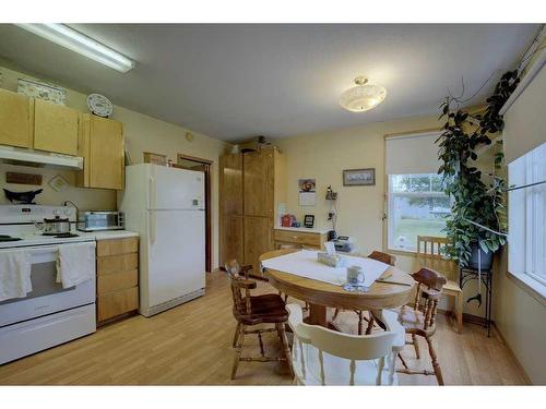 322 Main Street, Elnora, AB - Indoor Photo Showing Kitchen